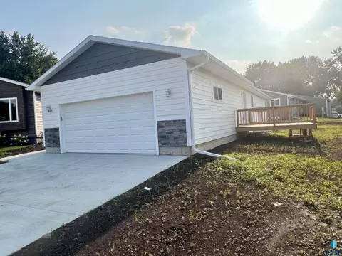 805 S Edward Cir, Sioux Falls, SD 57103 photo 2