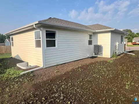 805 S Edward Cir, Sioux Falls, SD 57103 photo 15