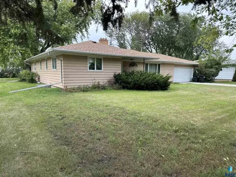 405 S Pine St, Menno, SD 57045 photo 4