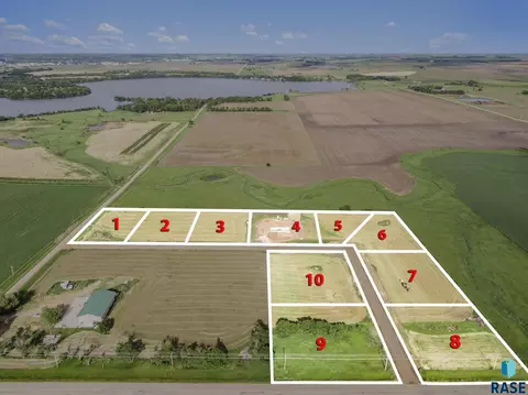 2140 Harvest Creek Ln, Madison, SD 57042