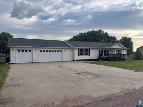 900 E 4th St, Freeman, SD 57029 photo 3