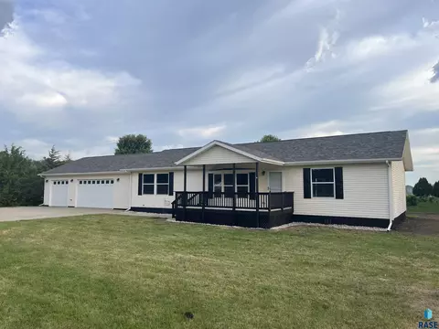 900 E 4th St, Freeman, SD 57029 photo 4