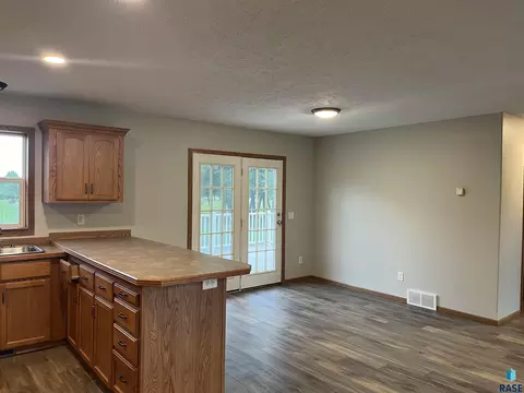 900 E 4th St, Freeman, SD 57029 photo 11