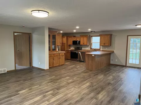 900 E 4th St, Freeman, SD 57029 photo 7