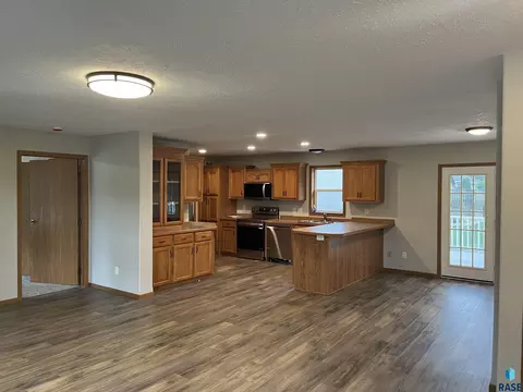 900 E 4th St, Freeman, SD 57029 photo 6