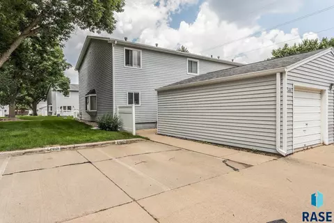 1007 S Bridgeport Pl, Sioux Falls, SD 57106