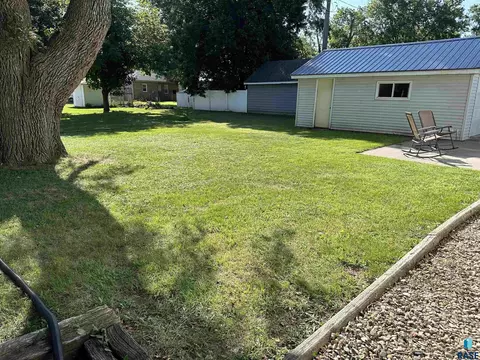 408 S Cherry St, Freeman, SD 57029 photo 11