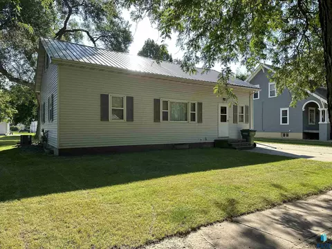 408 S Cherry St, Freeman, SD 57029 photo 2