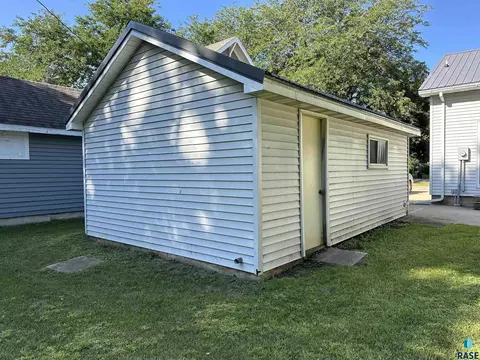 408 S Cherry St, Freeman, SD 57029 photo 6