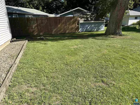 408 S Cherry St, Freeman, SD 57029 photo 10