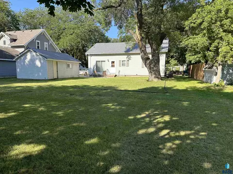 408 S Cherry St, Freeman, SD 57029 photo 4