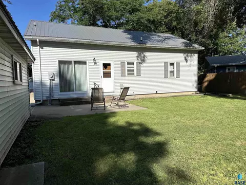 408 S Cherry St, Freeman, SD 57029 photo 5