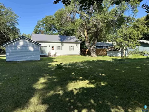 408 S Cherry St, Freeman, SD 57029 photo 3