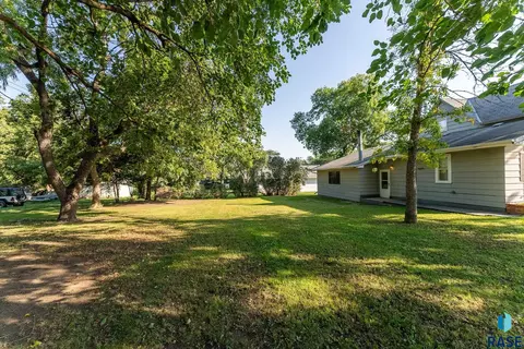 501 N 3rd St, Beresford, SD 57004 photo 8