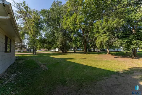 501 N 3rd St, Beresford, SD 57004 photo 6