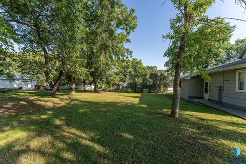 501 N 3rd St, Beresford, SD 57004 photo 9