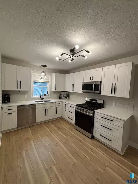208 E 30th St, Sioux Falls, SD 57105 photo 5