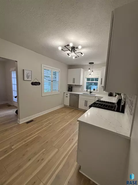208 E 30th St, Sioux Falls, SD 57105 photo 7
