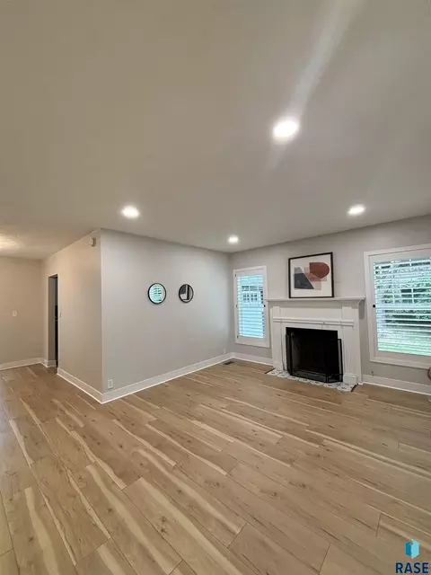208 E 30th St, Sioux Falls, SD 57105 photo 3