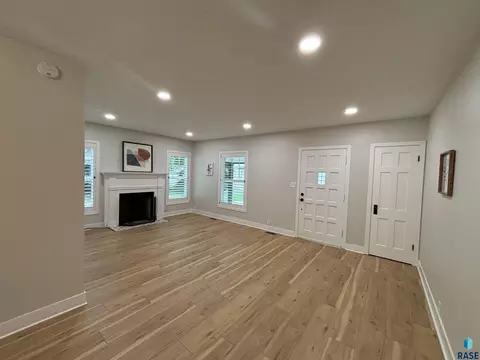 208 E 30th St, Sioux Falls, SD 57105 photo 2
