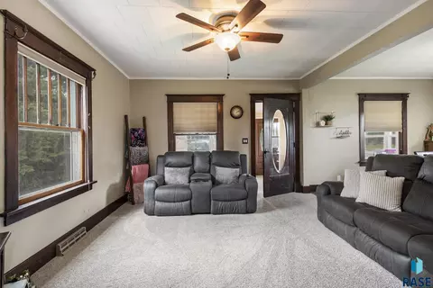 123 SW 8th St, Madison, SD 57042 photo 2