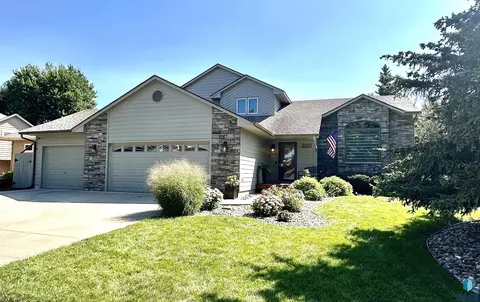 3011 E Micah Ln, Sioux Falls, SD 57103 photo 1