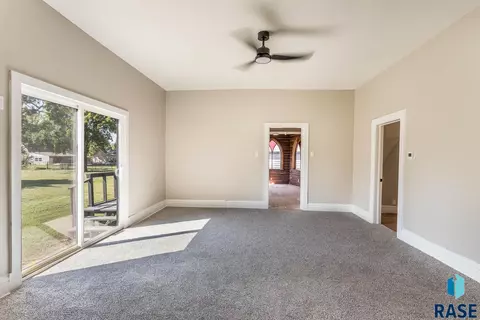 611 N 3rd St, Beresford, SD 57004 photo 8
