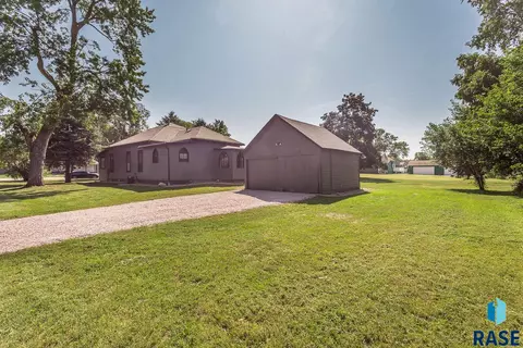 611 N 3rd St, Beresford, SD 57004 photo 2