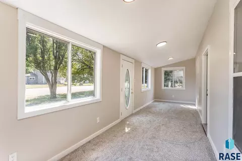 611 N 3rd St, Beresford, SD 57004 photo 4