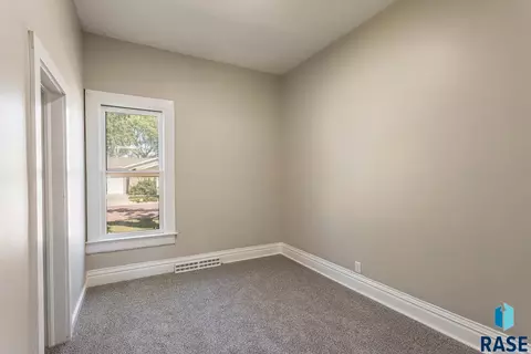 611 N 3rd St, Beresford, SD 57004 photo 9