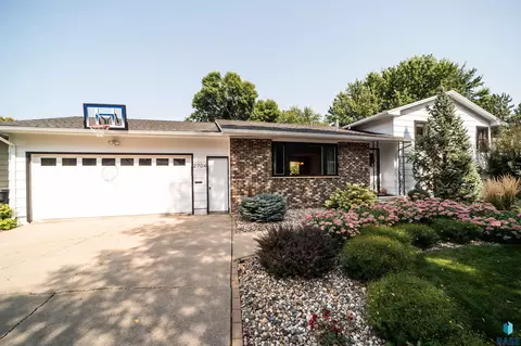 2704 S Arcadia Rd, Sioux Falls, SD 57105