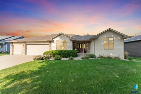1608 S Deerberry Trl, Sioux Falls, SD 57106