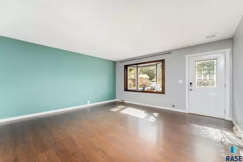 4104 E Walker Way, Sioux Falls, SD 57103 photo 2