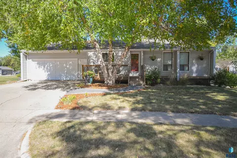 5904 W Pebble Creek Rd, Sioux Falls, SD 57106