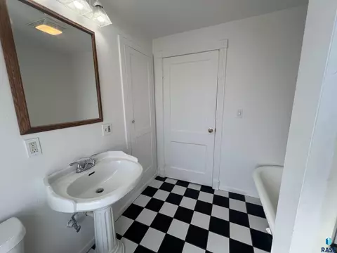 411 NE 3rd St, Madison, SD 57042 photo 19