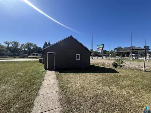 411 NE 3rd St, Madison, SD 57042 photo 24