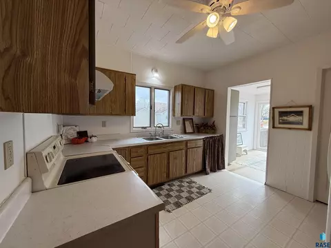 411 NE 3rd St, Madison, SD 57042 photo 8
