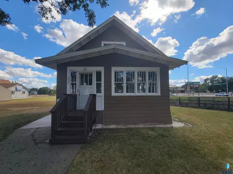 411 NE 3rd St, Madison, SD 57042 photo 2