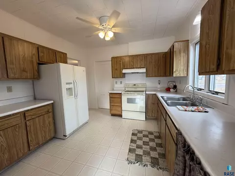 411 NE 3rd St, Madison, SD 57042 photo 7