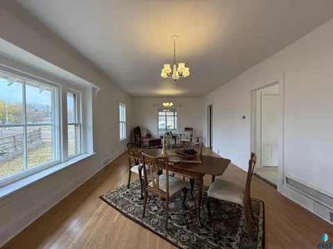 411 NE 3rd St, Madison, SD 57042 photo 4