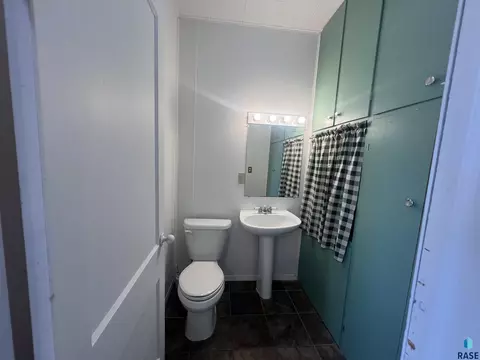 411 NE 3rd St, Madison, SD 57042 photo 11