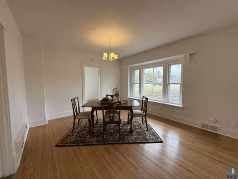 411 NE 3rd St, Madison, SD 57042 photo 5
