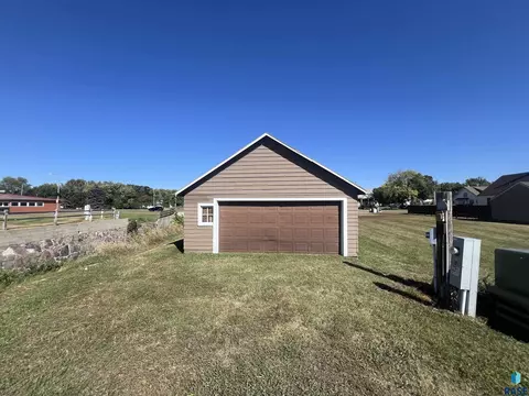 411 NE 3rd St, Madison, SD 57042 photo 25