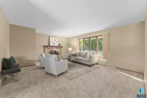 516 E Sunnybrook Dr, Sioux Falls, SD 57105 photo 3
