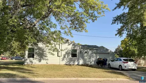 1121 W 5th Ave, Mitchell, SD 57301 photo 2