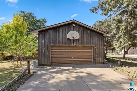 4005 Ronning Dr, Sioux Falls, SD 57103 photo 2