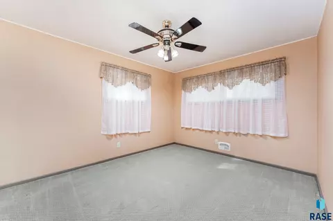 2901 S Willow Ave, Sioux Falls, SD 57105 photo 9
