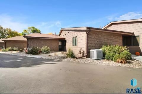 4905 S Oxbow Ave, Sioux Falls, SD 57106