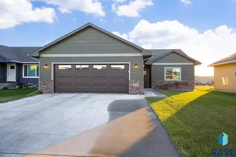 2204 S Creekview Ave, Sioux Falls, SD 57106