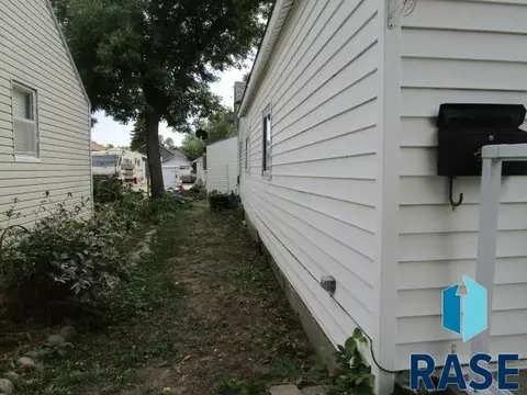 707 W 6th Ave, Mitchell, SD 57301 photo 2